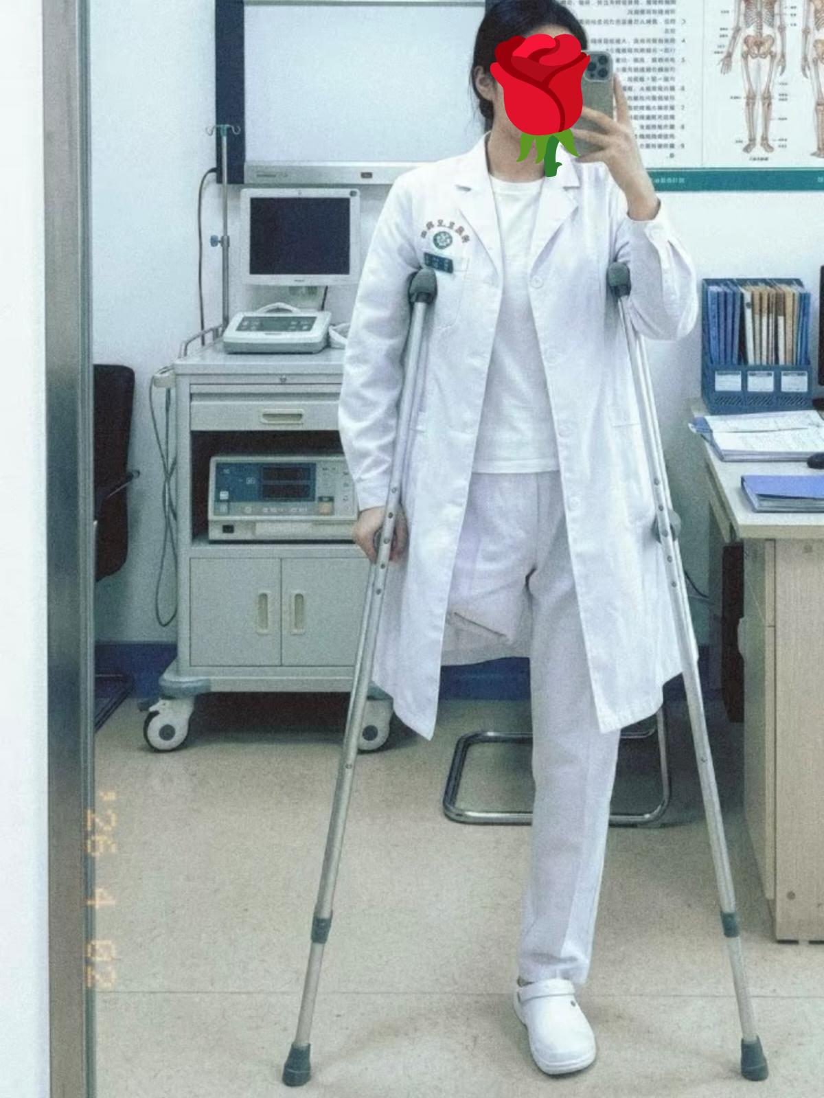 真的感动哭了，这个医学生太不容易了。图中这个女孩是一名医生，可她的人生真是开挂了