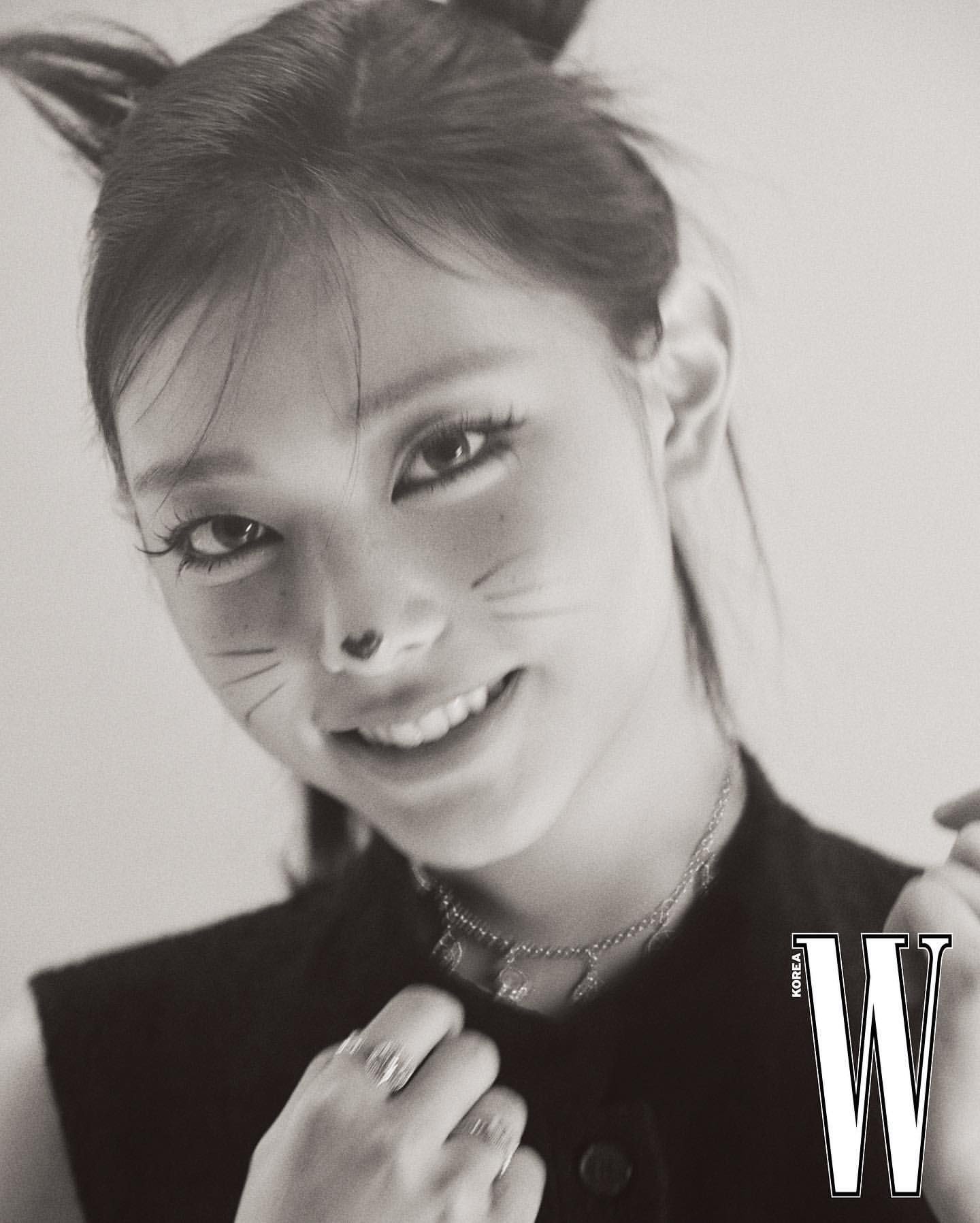 Haerin x W Korea🐈‍⬛🖤 
