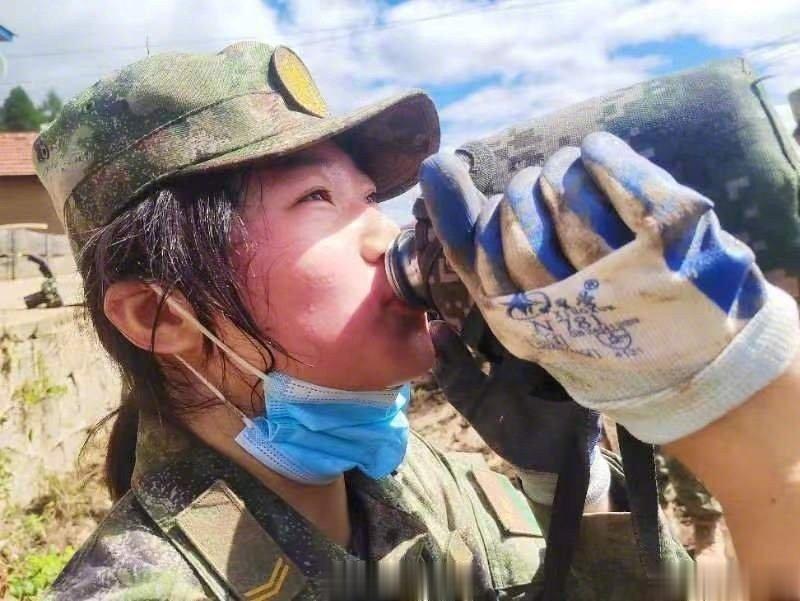 #陆军特战女兵奔赴救灾一线#近日，陆军第78集团军某特战旅女兵奔赴救灾一线执行清