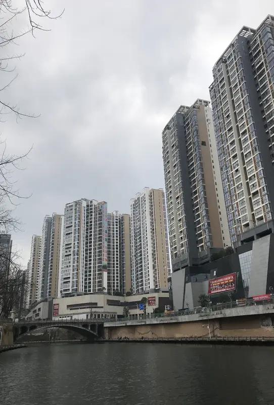 贵阳大约有10万套房待售！
     贵阳有10万套房子在售，这数量可真不少。想