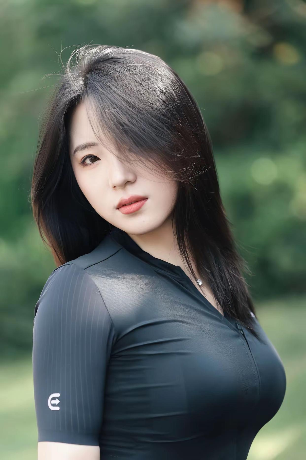 美图欣赏，看图写诗

《题骑行图》
 
飒爽骑行趁晓光，黑衫显身韵尤长。
风撩鬓