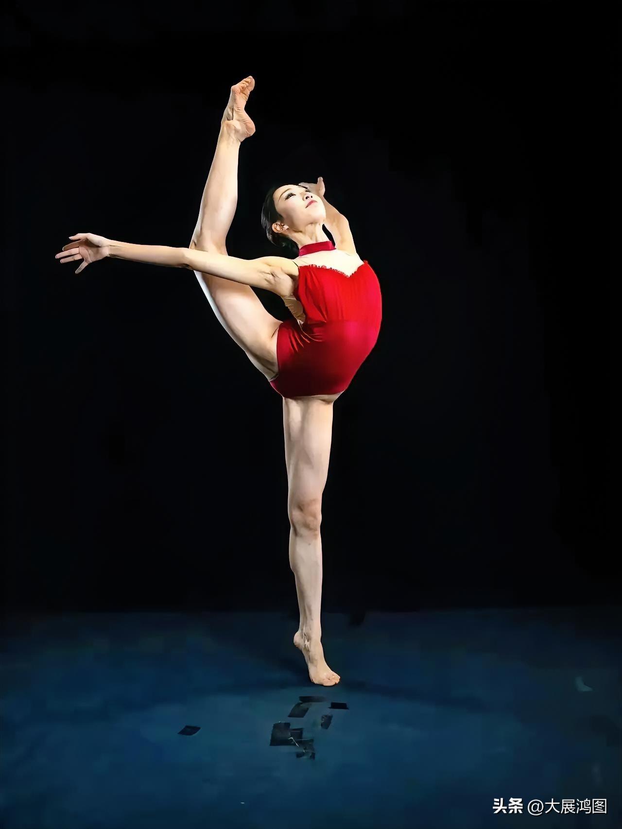 春晚舞台上，身着红裙的舞者带来的芭蕾表演着实令人惊艳！她们身着红金交织的芭蕾裙，