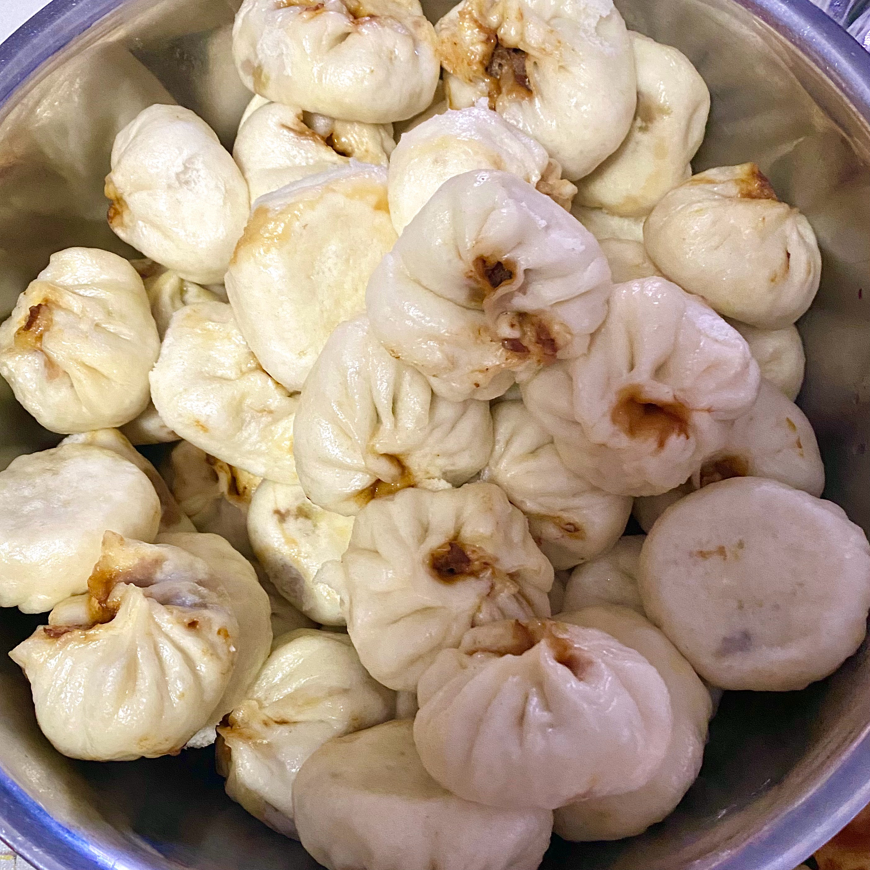 原来包子要，摆进蒸锅，加热到开锅，关火，等20分钟，再重新开火，蒸到熟透！！！！