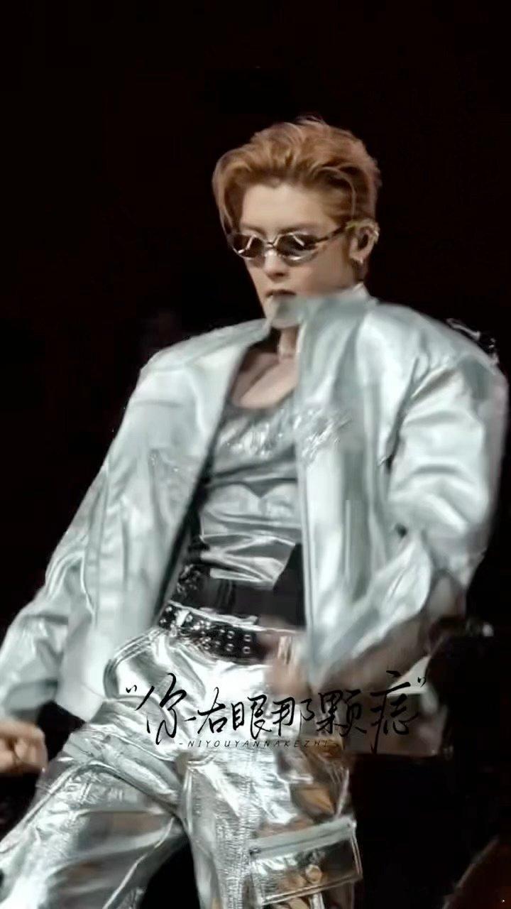 侯明昊扭得好有劲侯明昊扭得好带感侯明昊郑州演唱会开场全新编舞，好用心啊！！随着鼓