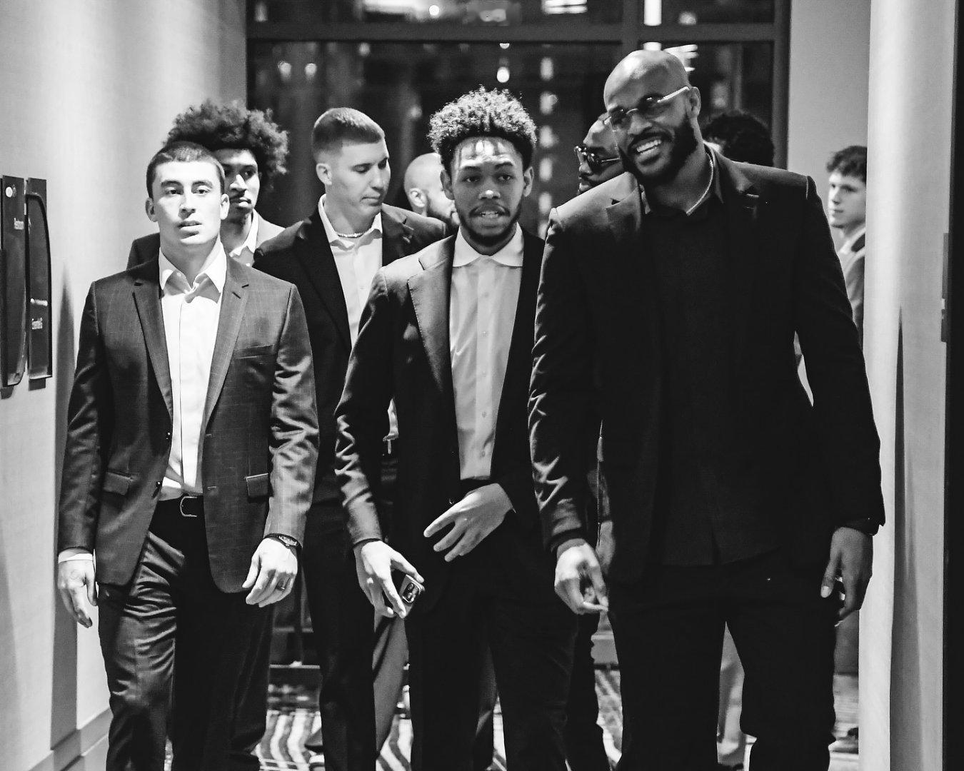 打上黑白滤镜，这感觉一下子就不一样了啊！蒂尔曼这气场也是十分强大了！凯尔特人热爱