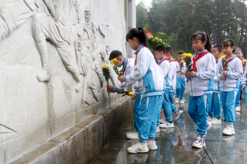 哪一句缅怀革命先烈的话语最打动你跨越时空的思念，穿越岁月的致敬。每一位英烈，都是