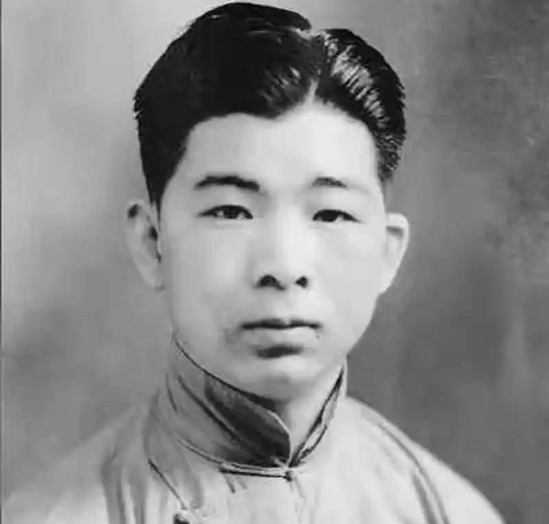 1940年，熟睡的冯运修，突然感觉不对劲，开窗一看，这才发现被日军包围了。但他却