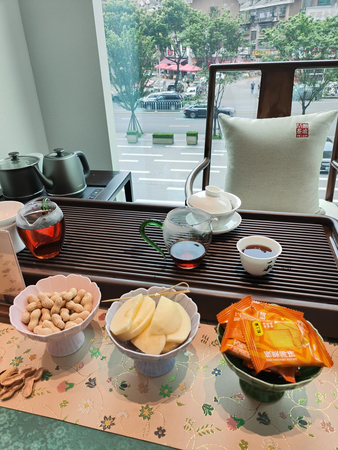 这家茶馆的楼上是别有洞天，这一层有好多间包厢，视野非常好，采光明亮，我喝的是熟普