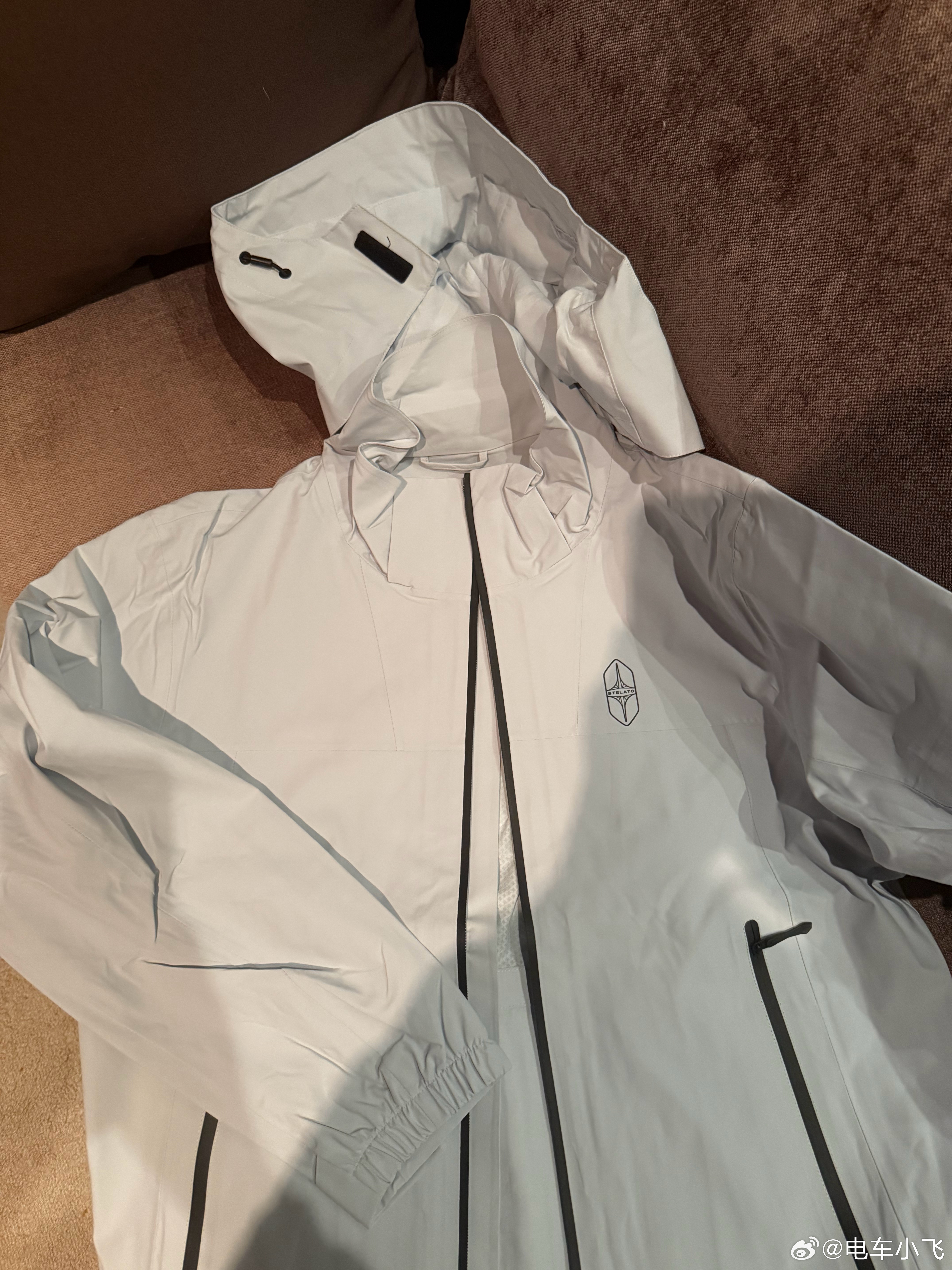 华子太贴心了，知道这几天突然降温，有的人衣服没带够，华子特意准备了一件质量上乘的