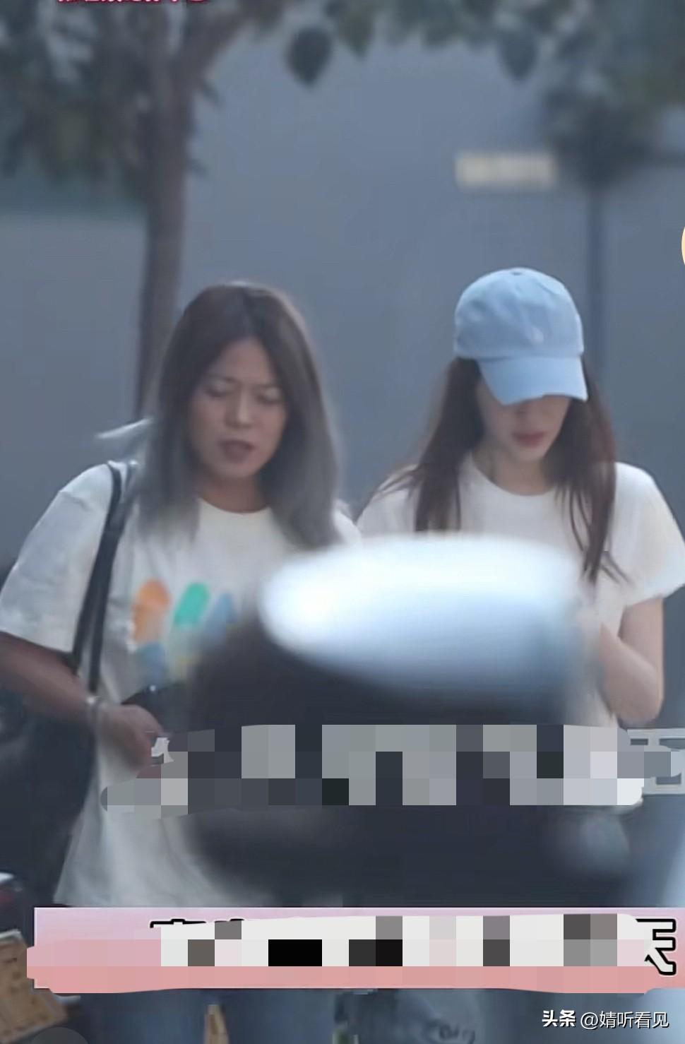 李小冉官宣离婚后露面！  

年届五十的李小冉状态着实亮眼，身材维持得格外出色，