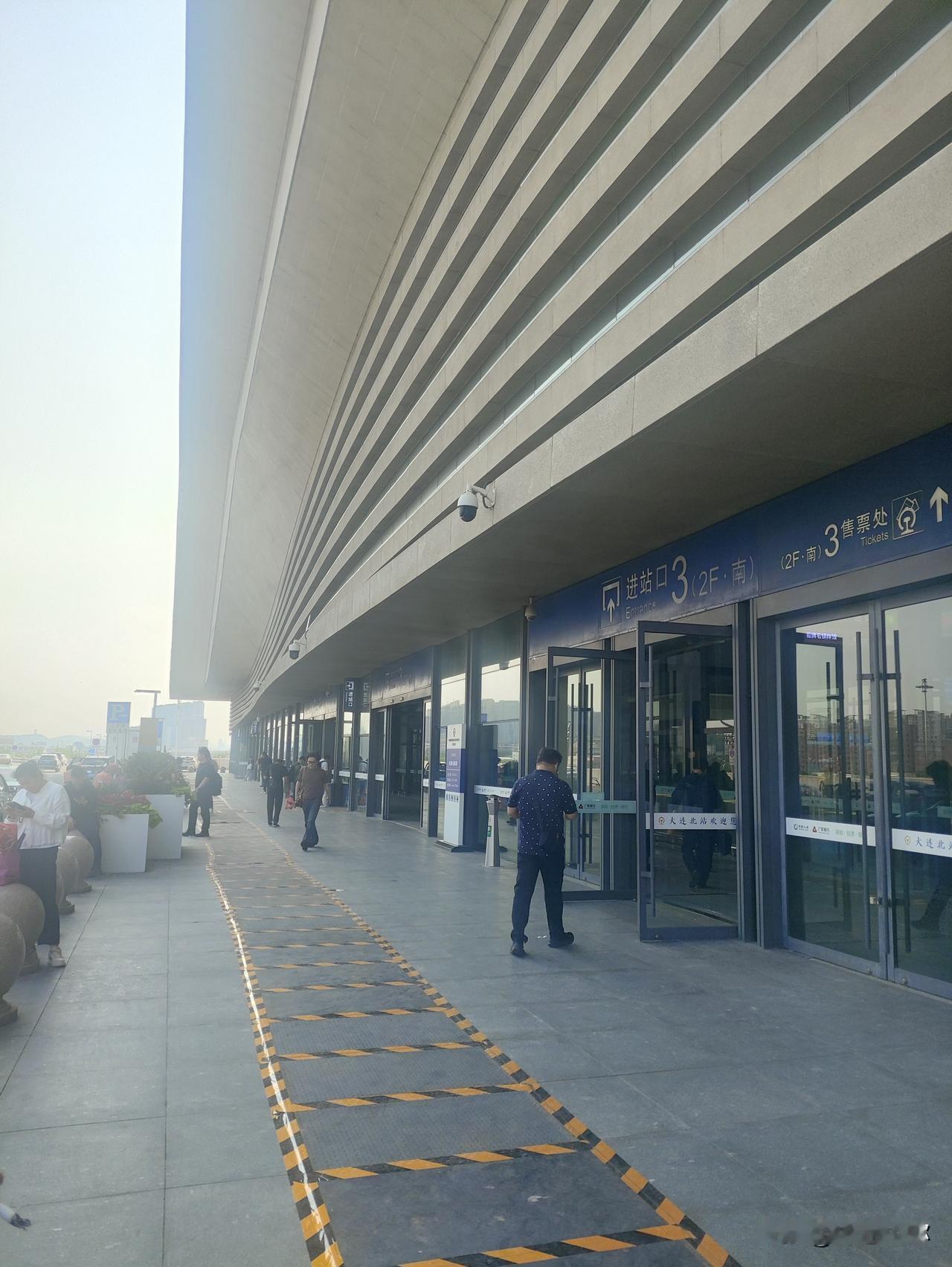 00后饭搭子赶车翻车？意外解锁大连北站隐藏玩法！

昨天，00后饭搭子老家有急事