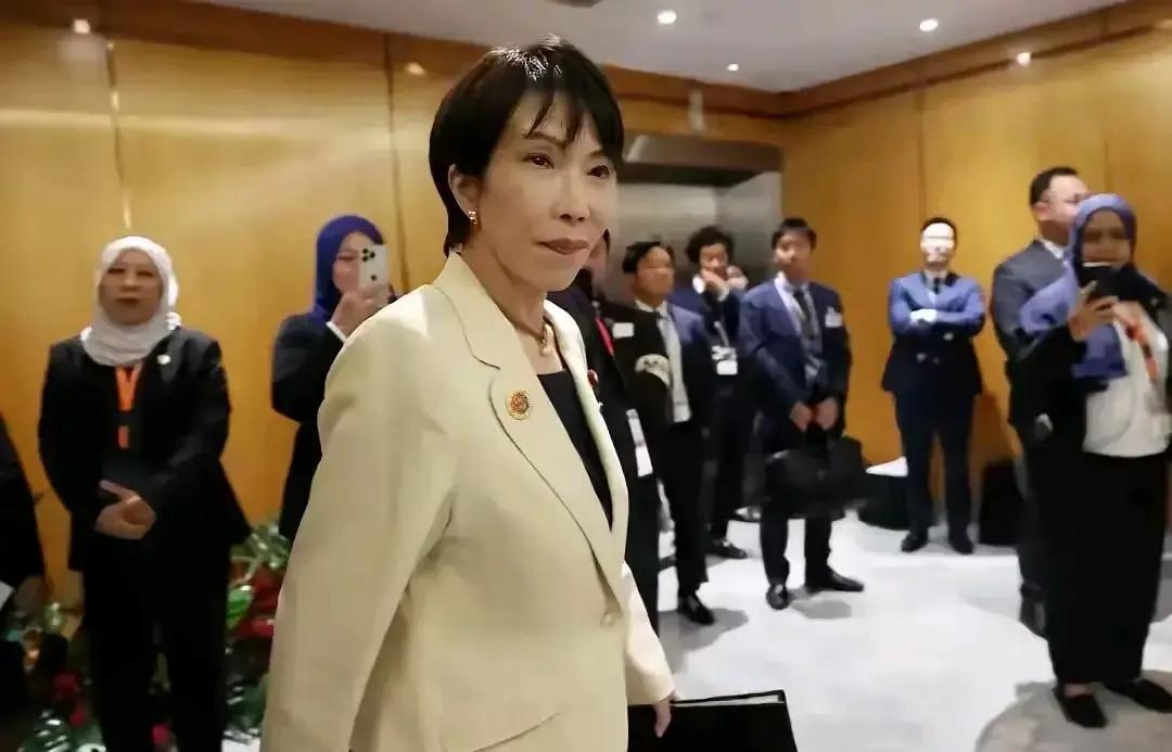 果不其然。
 
据媒体报道，日本政坛人士高市早苗突然宣布了要派外务省一名局长访华