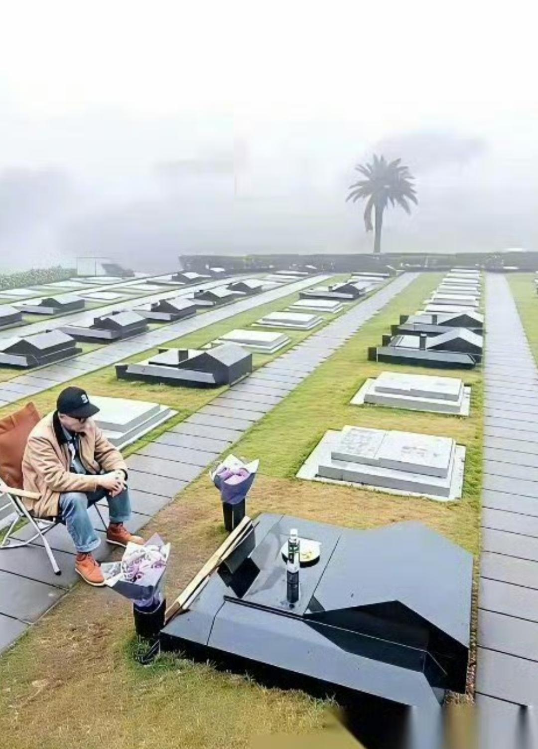 具俊晔对大S其实真挺好的。
有一个细节不知道大家发现没有，就是具俊晔天天去大S墓