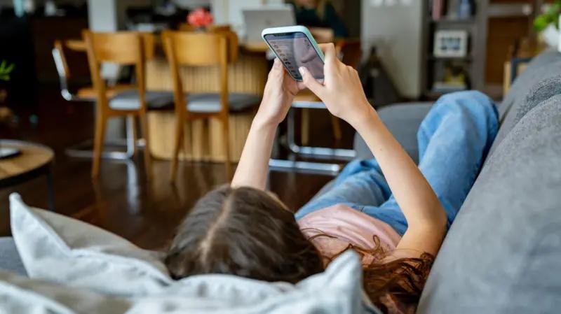 澳洲全球首禁：12月10日起16岁以下儿童社交媒体账户全封杀
悉尼11月23日电