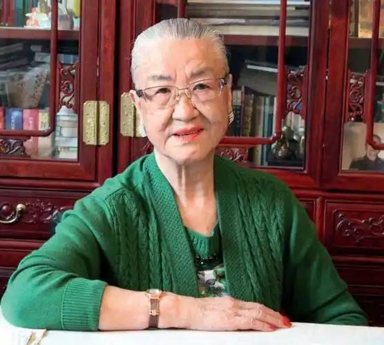 原国防部长耿飚的长女，一夜之间被查封了所有资产，她选择出走美国。在离开时她发誓：