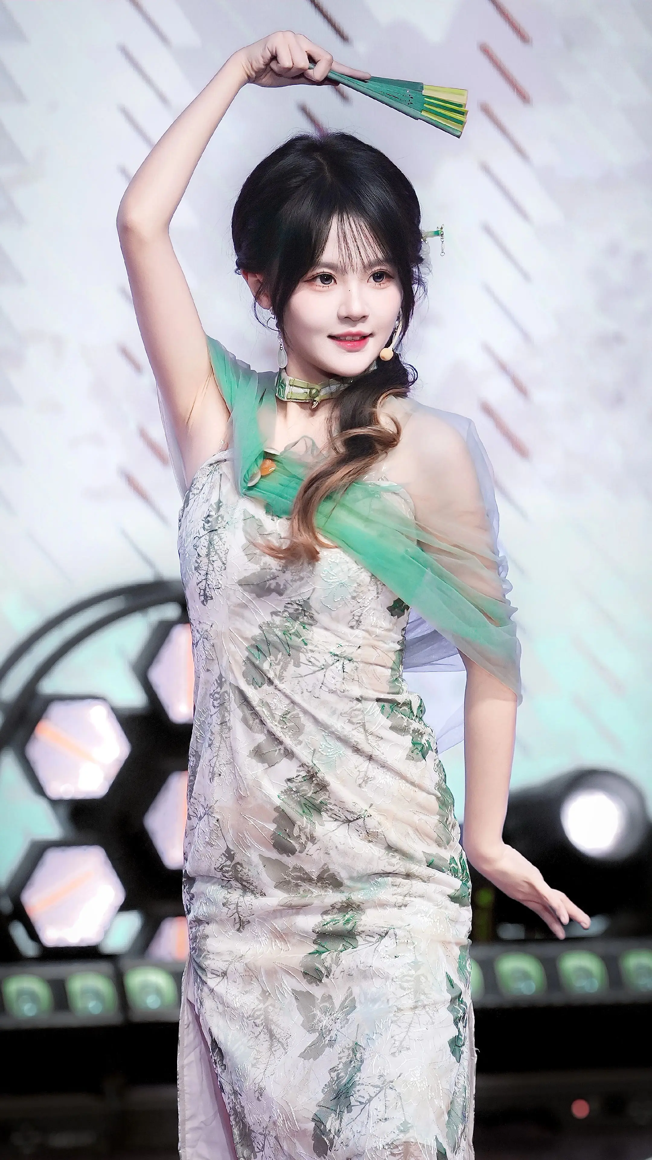 黄宣绮 这抹青绿色旗袍