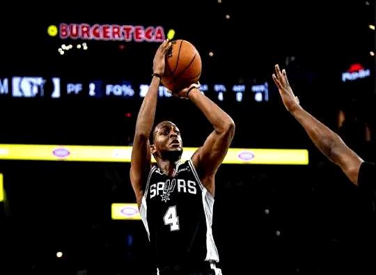 真给我气乐了！开拓者客场输马刺，阿弗迪亚和福克斯数据居然一模一样——37分6板8