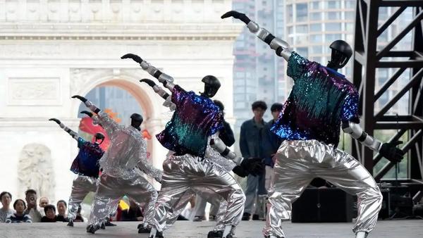 这代中国青年的人生选择里，从来没有“随波逐流”四个字。有人放弃大厂高薪offer