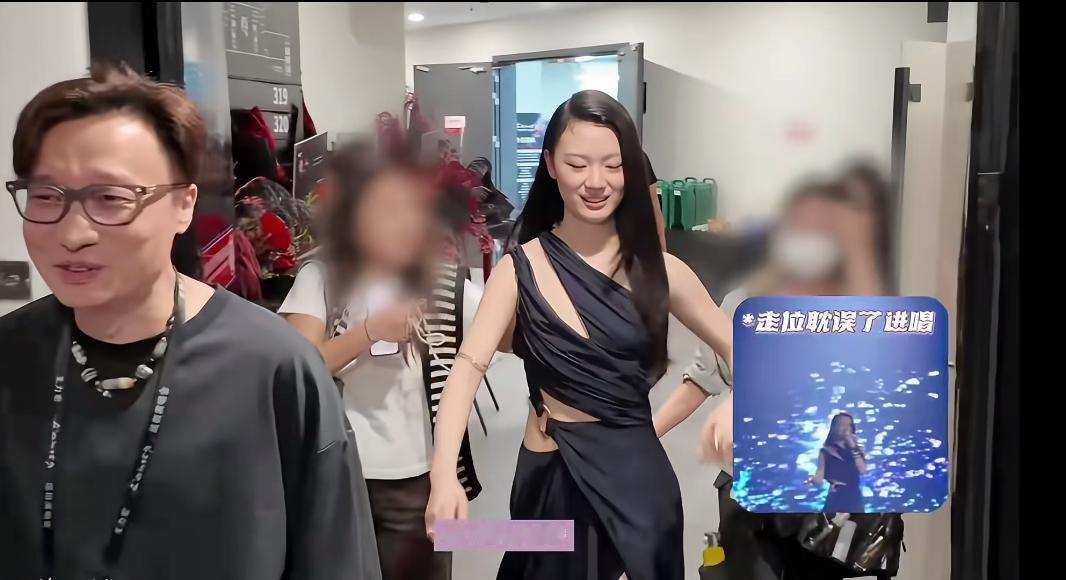 单依纯：半年之内不许提这事！
哈哈哈，有点意思啊，单依纯翻车了。
她在王力宏演唱