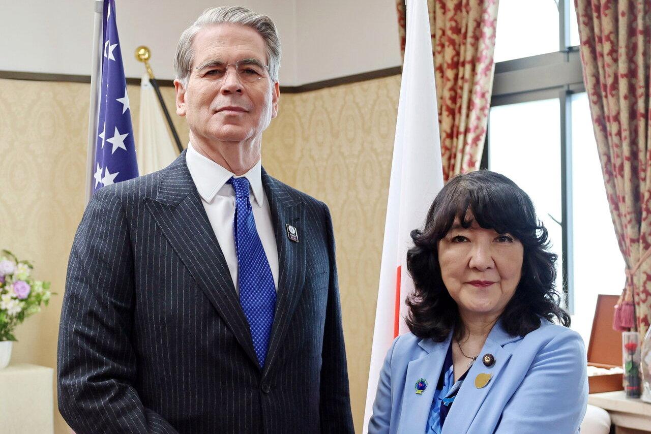 美财长日本饭桌上，骂了高市早苗两个小时。
这事儿非常好玩。
美国财政部长贝森特，