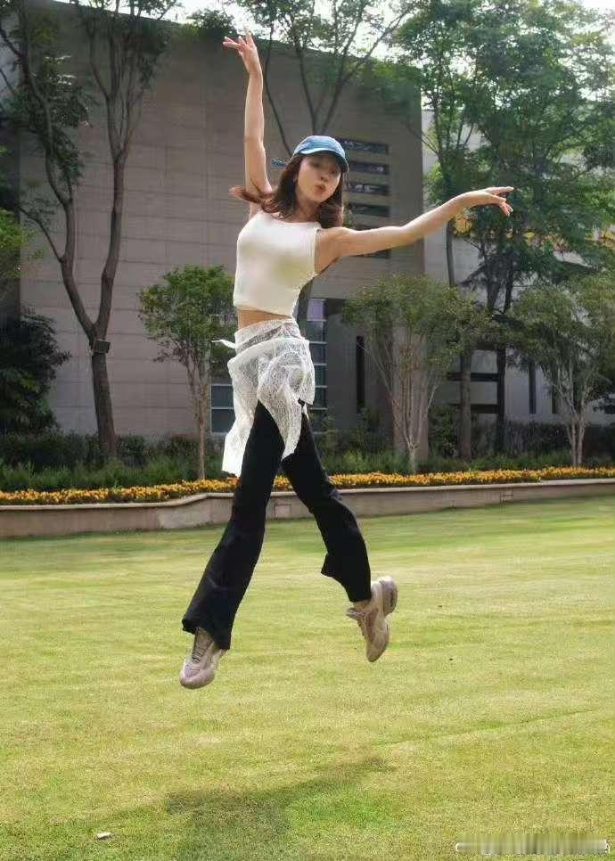 张小婉[超话]小婉考美人鱼证谋生湖南卫视背后 从爱上美人鱼到考证书、谋生计，张小