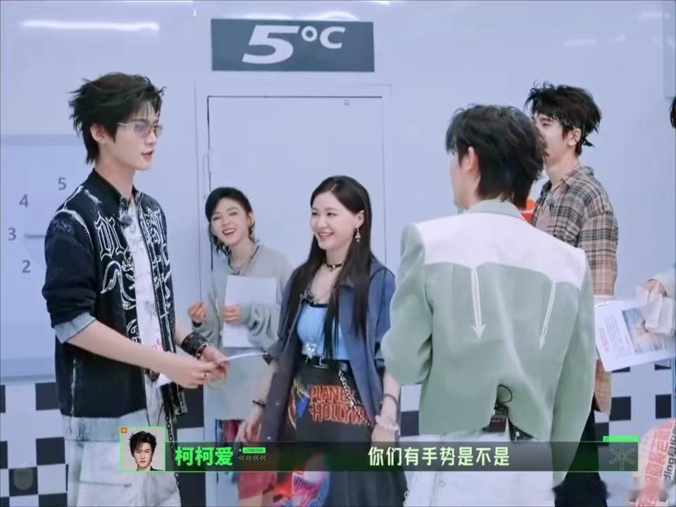 周柯宇在丁程鑫面前比时代少年团手势周柯宇对丁程鑫说我在护你开始推理吧 周柯宇护丁