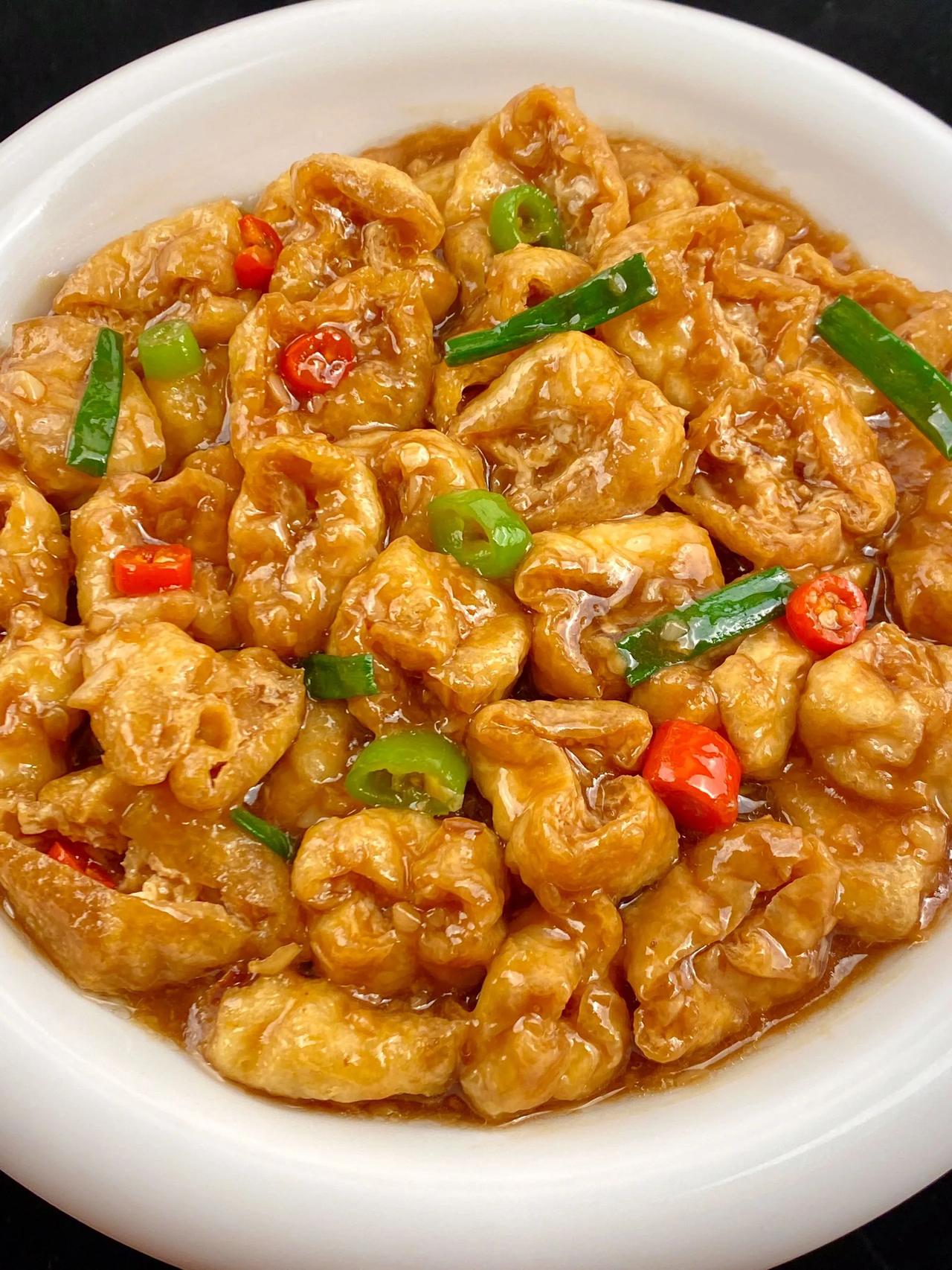 这样做油豆腐，豆腐泡秒变下饭神菜！
这样汤汁浓郁的豆腐泡你喜欢吗，拌着饭吃真的太