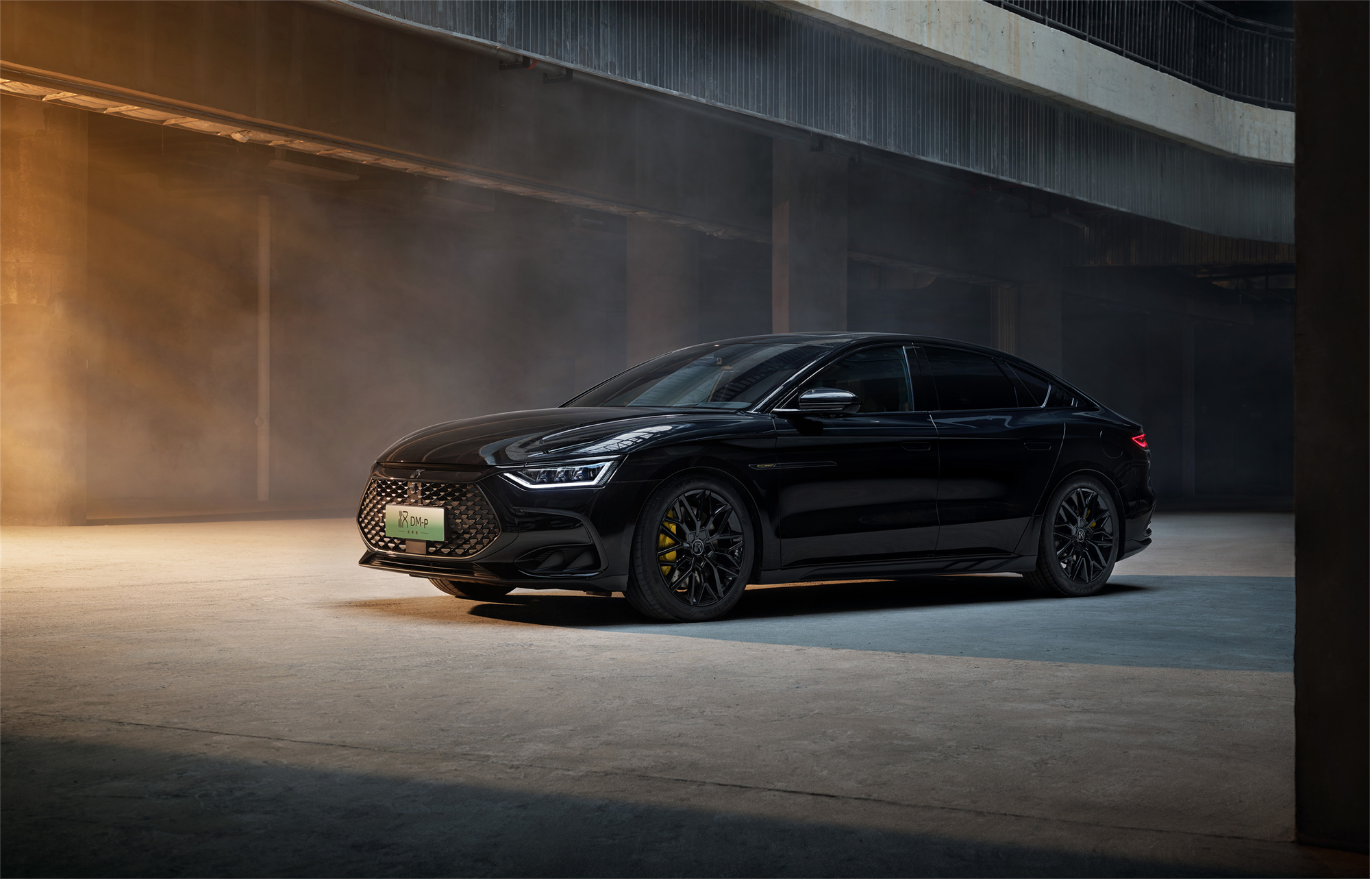 【比亚迪汉DM-i冠军版一边搅动着B级轿车市场，一边秀肌肉】不足19万的精英版汉