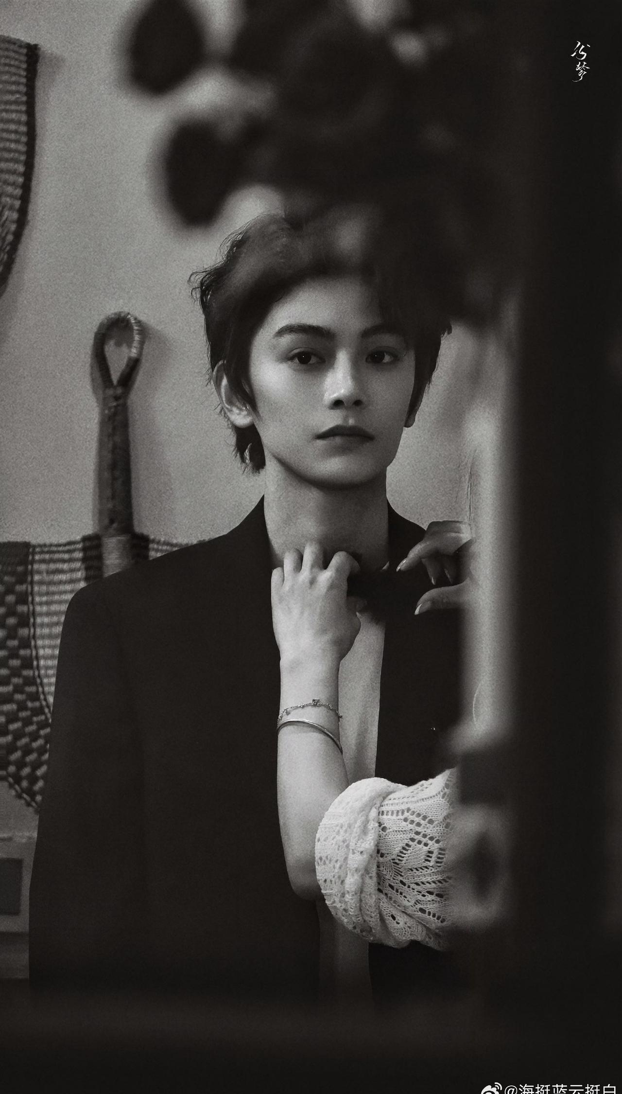 🍉丁禹兮陈伦 

古桥横跨溪流，见证了多少过往的悲欢离合，沉默而厚重。

@丁