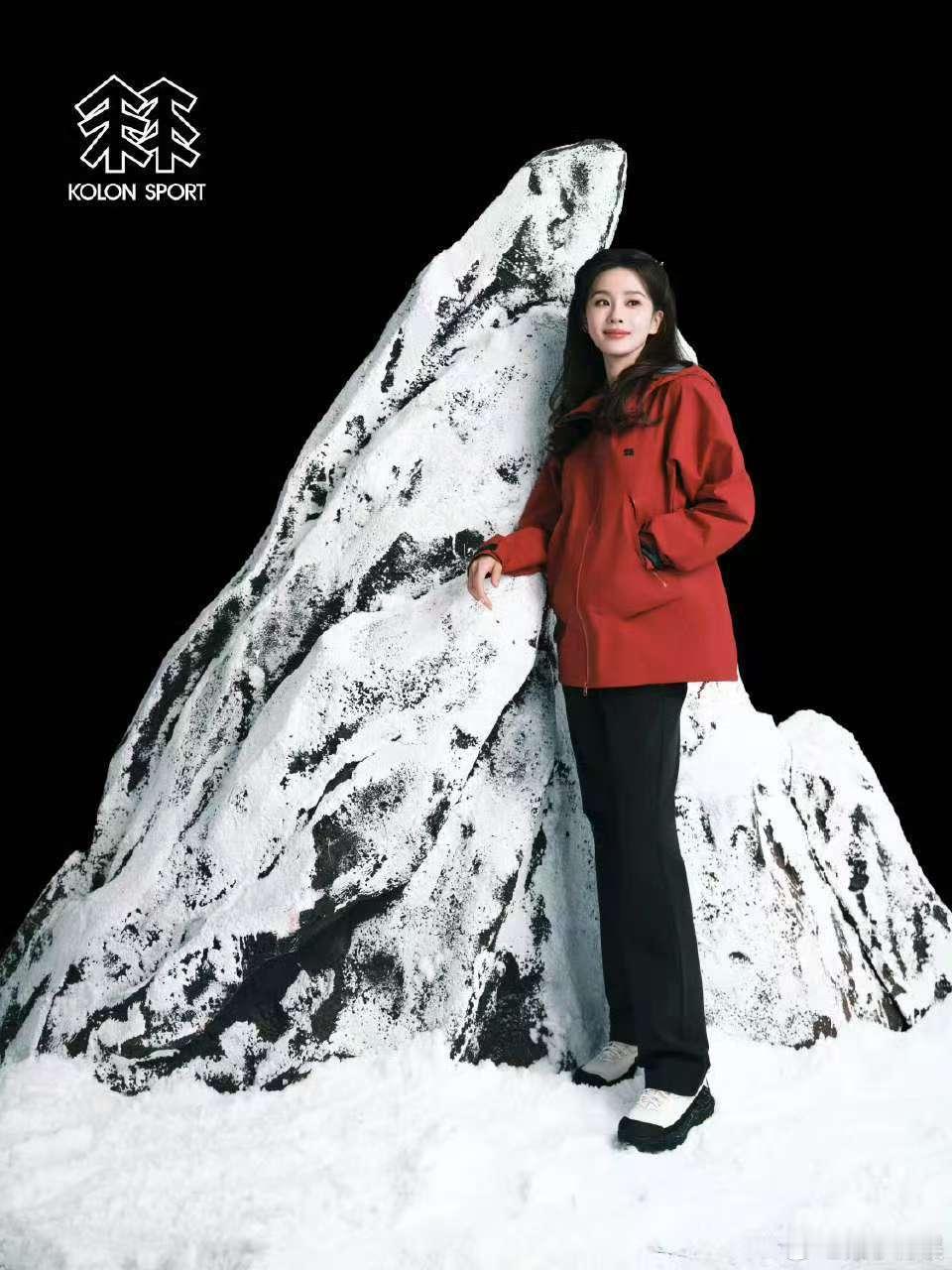 刘诗诗红色冲锋衣刘诗诗穿行山野刘诗诗红色冲锋衣，穿行山野，