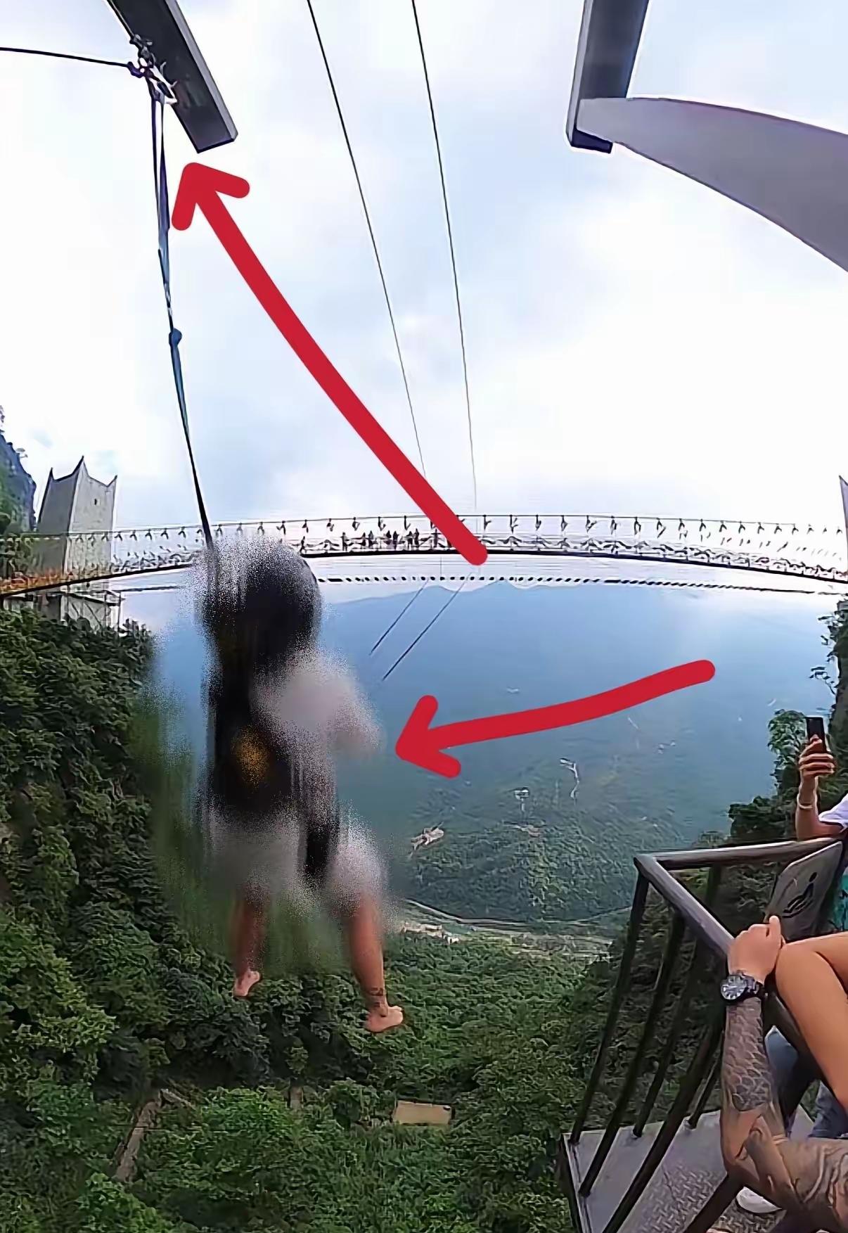 刷到何鸿燊一条旧闻，
再想到这几天四川悬崖秋千的事，
心里突然说不出的滋味……