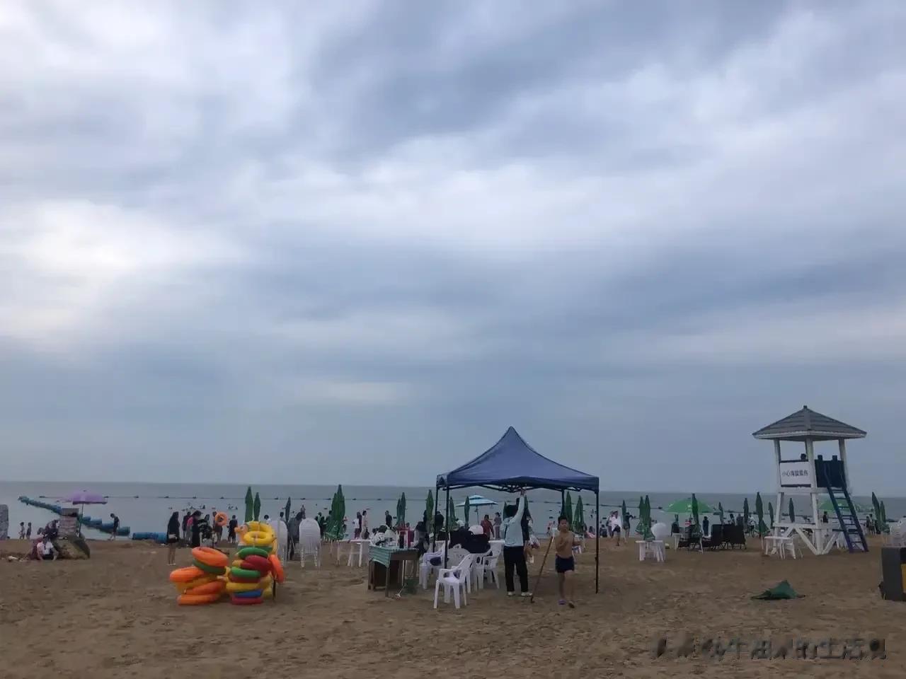 沿海城市不再是香饽饽了，随着日本人倒核污水的行为，以后大海不能游泳了。

海鲜不