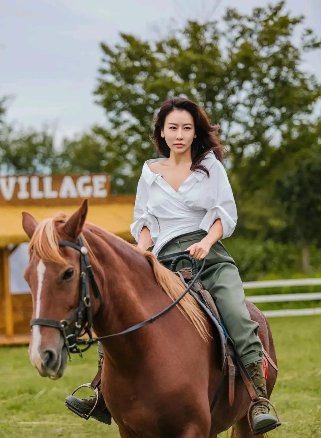 毛俊杰骑马照被曝光
又美又飒，一眼就被她迷住
毛俊杰是一个将野心写在脸上的姑娘

