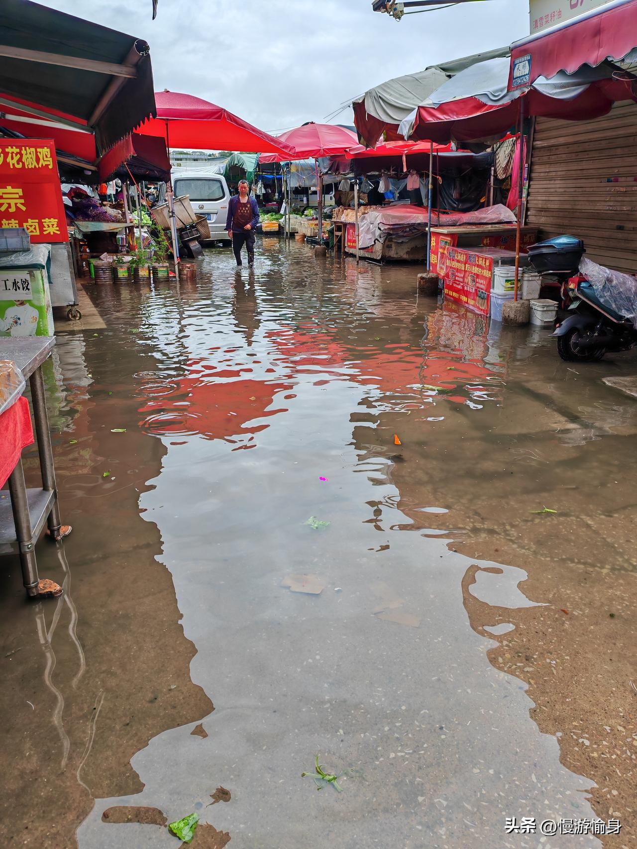 昆明涨水了，春城已成雨城！
憋了几天库存菜没有啦，打起雨伞☂️，穿上一双半高帮皮