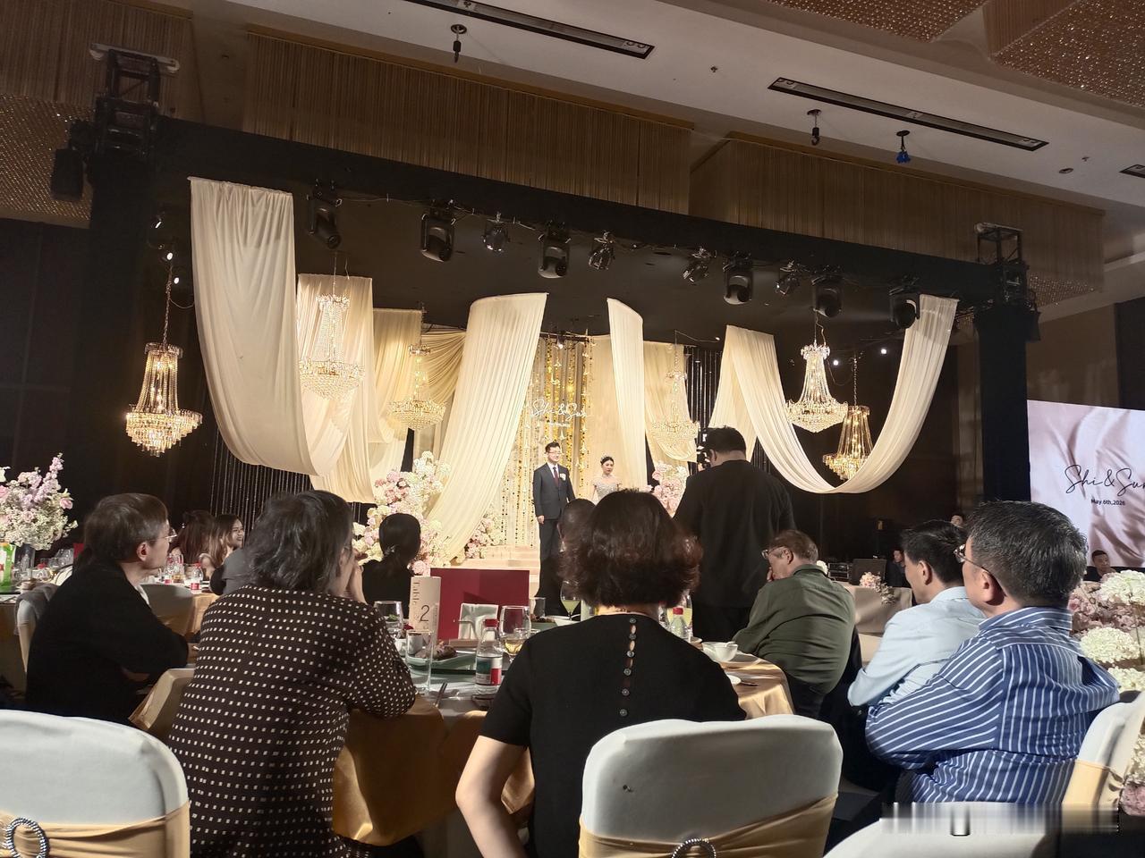 白金粉三色婚礼，很赞！

昨天参加一场成功的婚礼，

现场布置，白、金、粉三色为