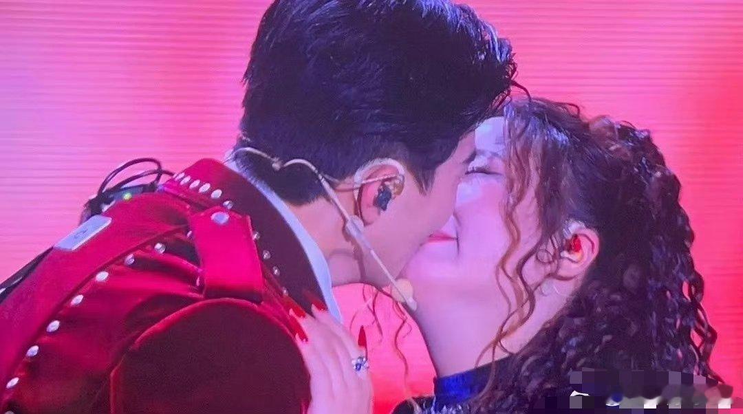 真正的夫妻敢于在所有人都看的跨年演唱会上亲嘴！！！ 黄子韬徐艺洋亲上了