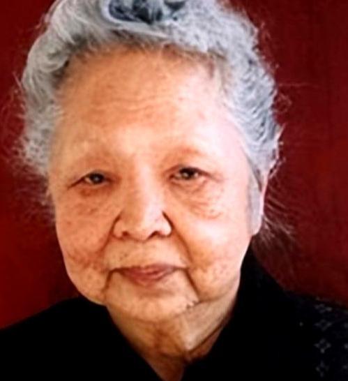 1957年，一位中国女士的行李箱被美国海关扣押，里面的6800美元被强行没收。她