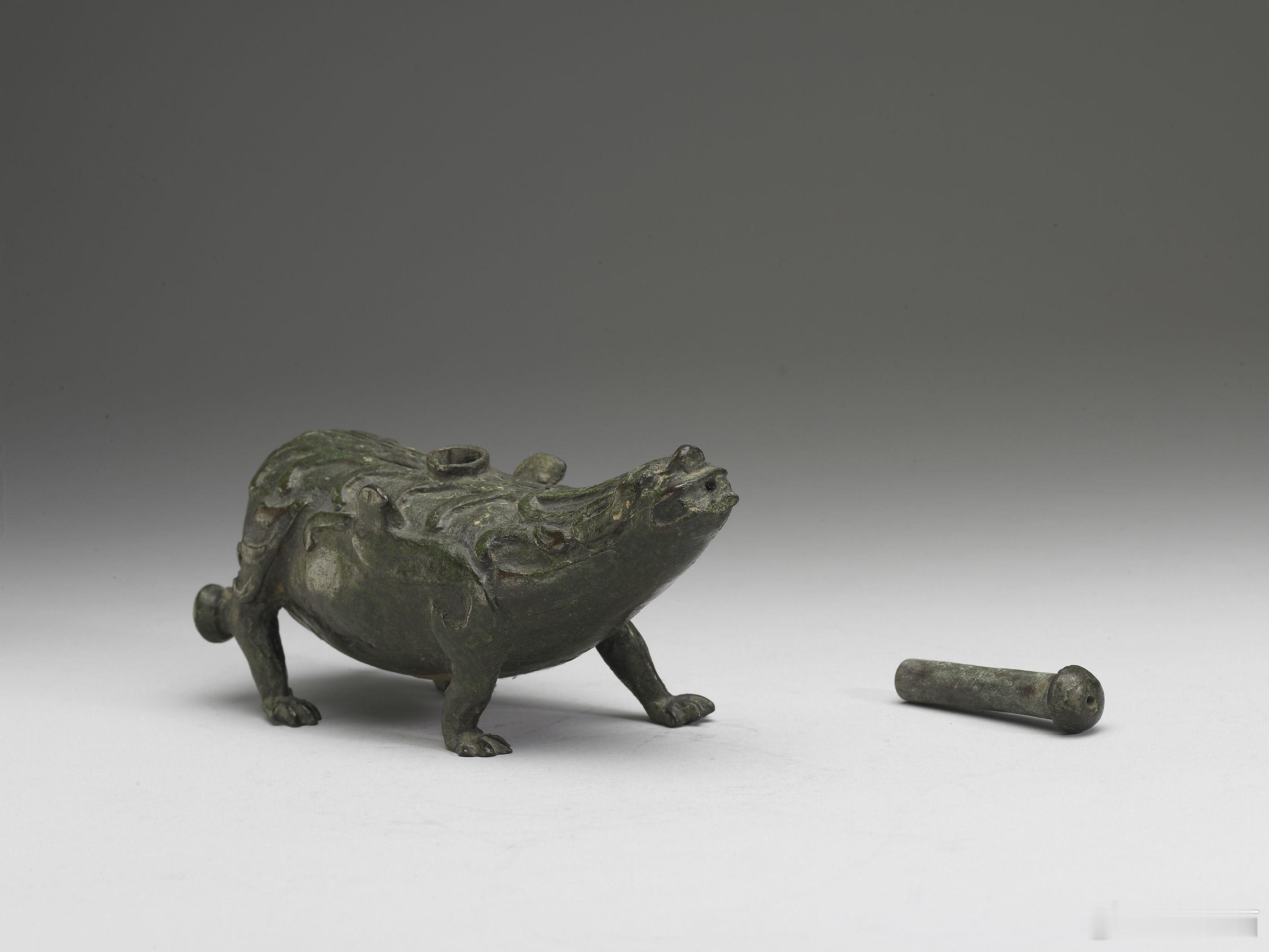 异兽砚滴，台北故宫博物院/藏异兽，兽首微扬，腹广硕，双尾下垂，四足。口有小孔，背