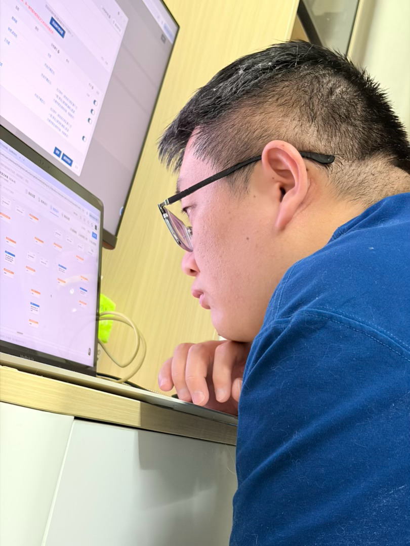 为了奖金拼尽全力的加班哈哈哈哈Emo的小李同学 
