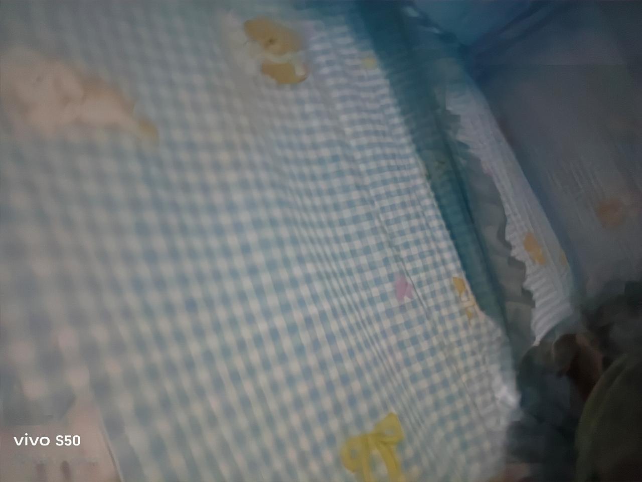 凌晨快两点了还要开个台灯外放电脑 不知道的还以为天亮了 