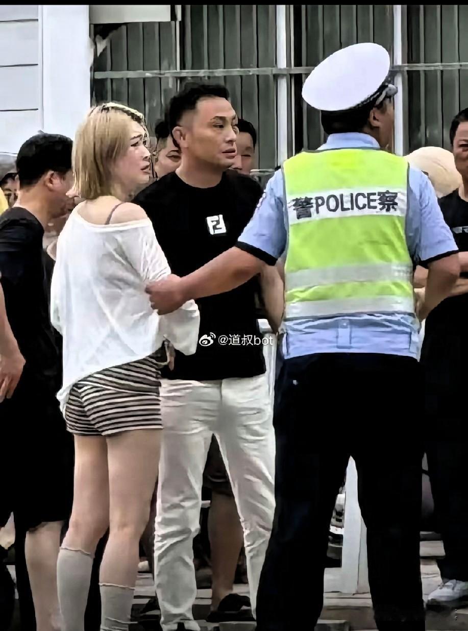 安徽女司机无视法律，肇事司机已被警方强制拘留

这是人话吗？死人找保险公司，接孩