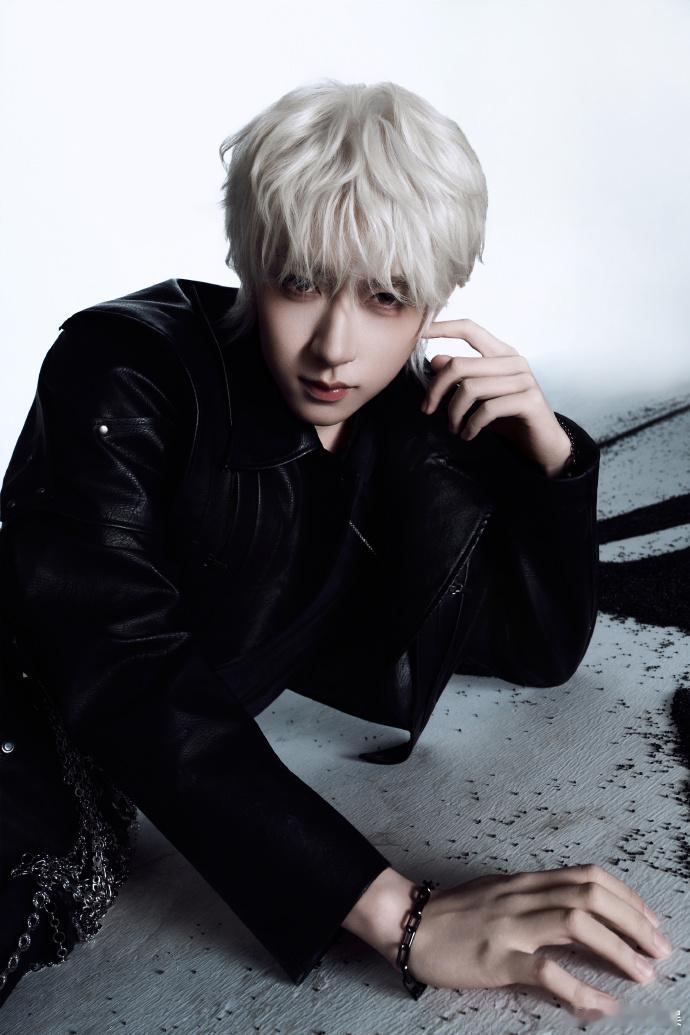 贺峻霖白发黑衣look、贺峻霖白发加冠概念照时代少年团贺峻霖的白发黑衣 look
