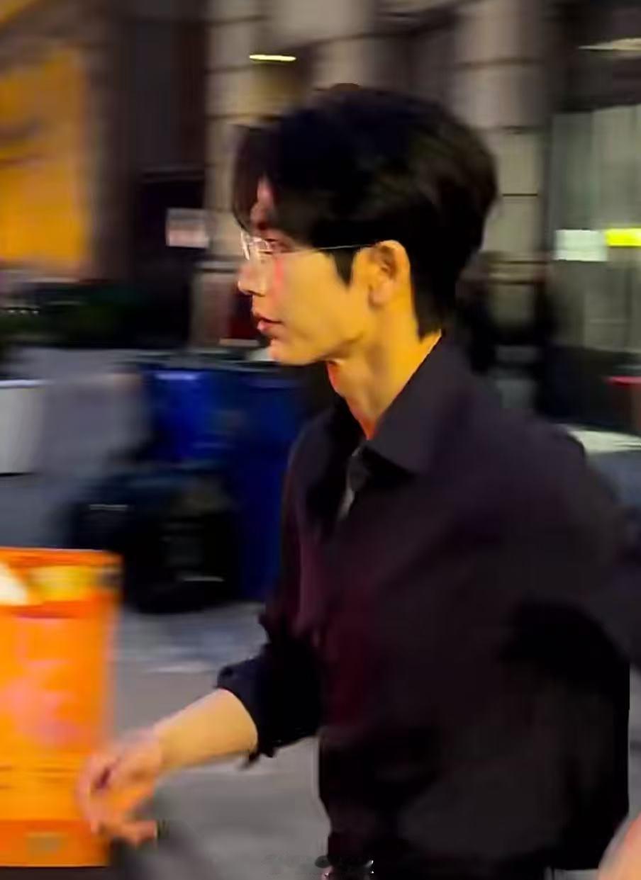 张凌赫Gucci秀前party张凌赫秀前partyGucci秀前夜的街角，眼镜半
