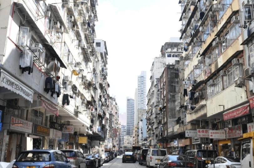 香港深水埗发生怀疑袭警事件。一名66岁女子昨晚（19日）在大南街一带接受截查期间