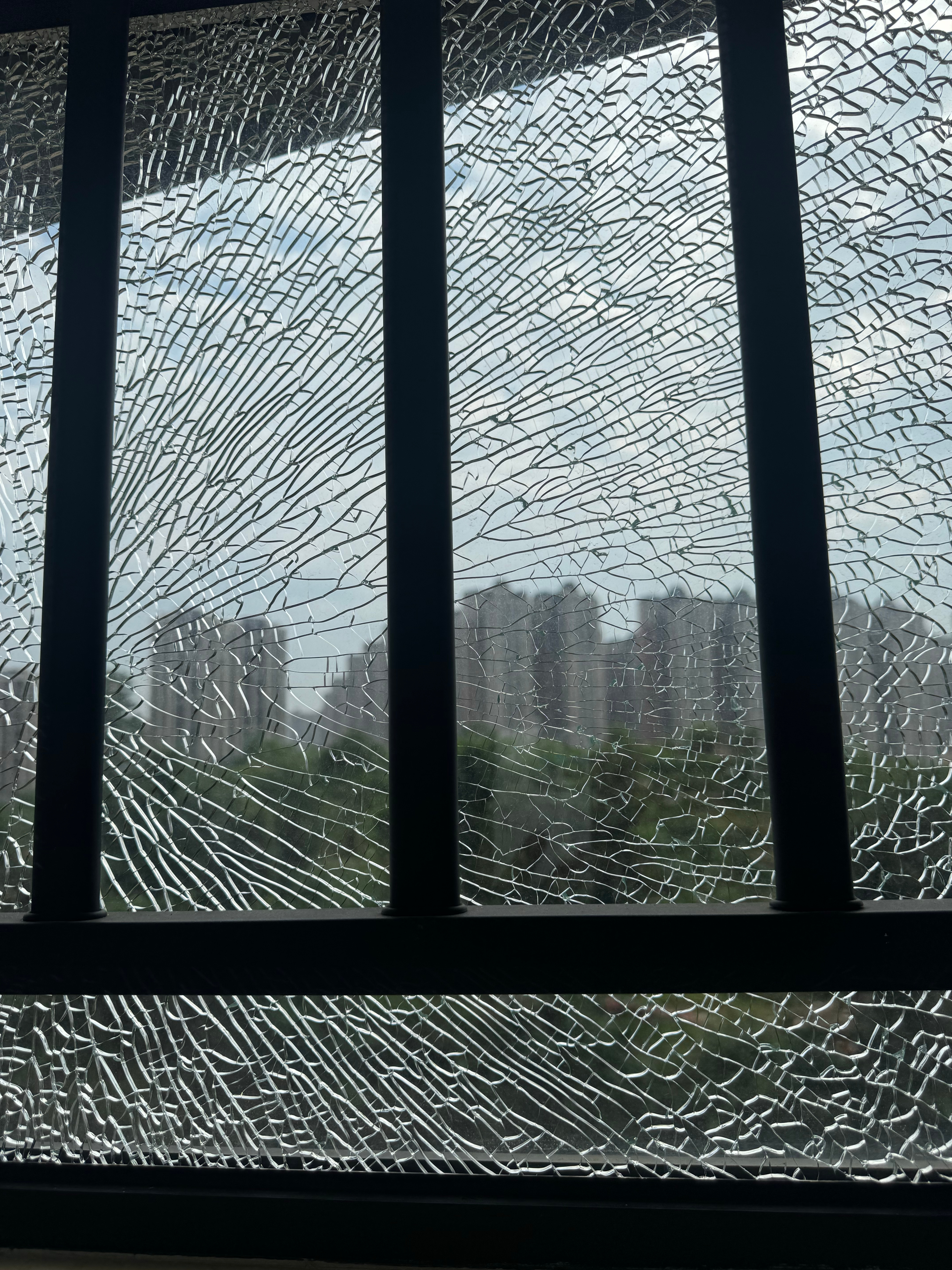 还没睡清醒     就感觉天塌了 瞬间  第一反应是别掉下去影响到路人   再一