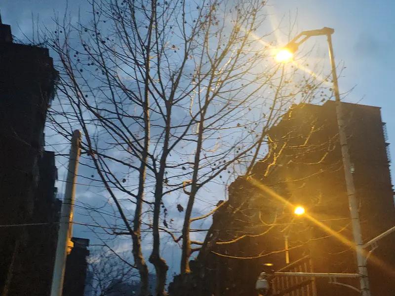 2025年11月Keria直播复盘S15比赛时，Faker突然现身直播间，当时K