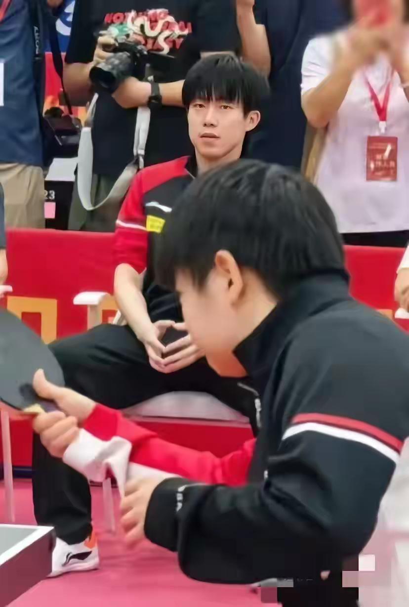 手也是暗搓搓的比爱心[呲牙]