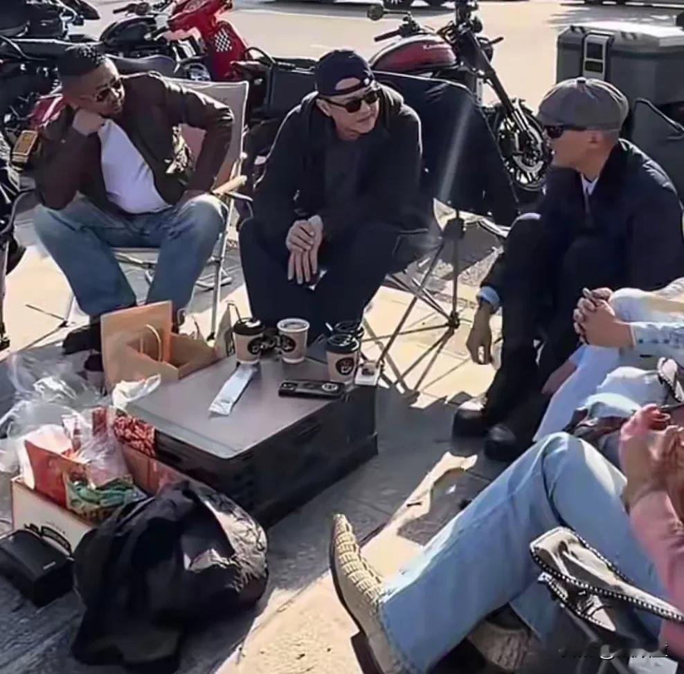 过年期间在大理偶遇李亚鹏，他的众多朋友中，一看就看到大冰。
李亚鹏与大冰都曾是娱