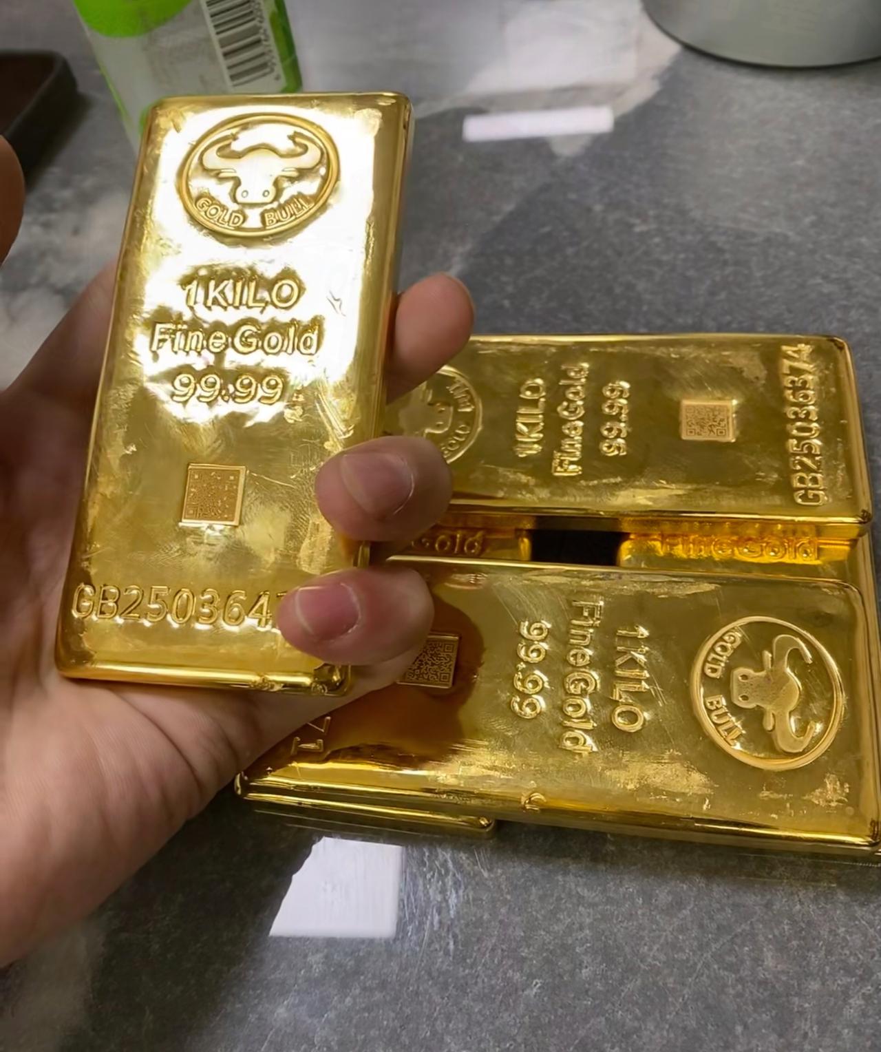 金价这是怎么了？
今天是周一开盘日，
本以为今天金价肯定暴涨，但是没想到居然跌到