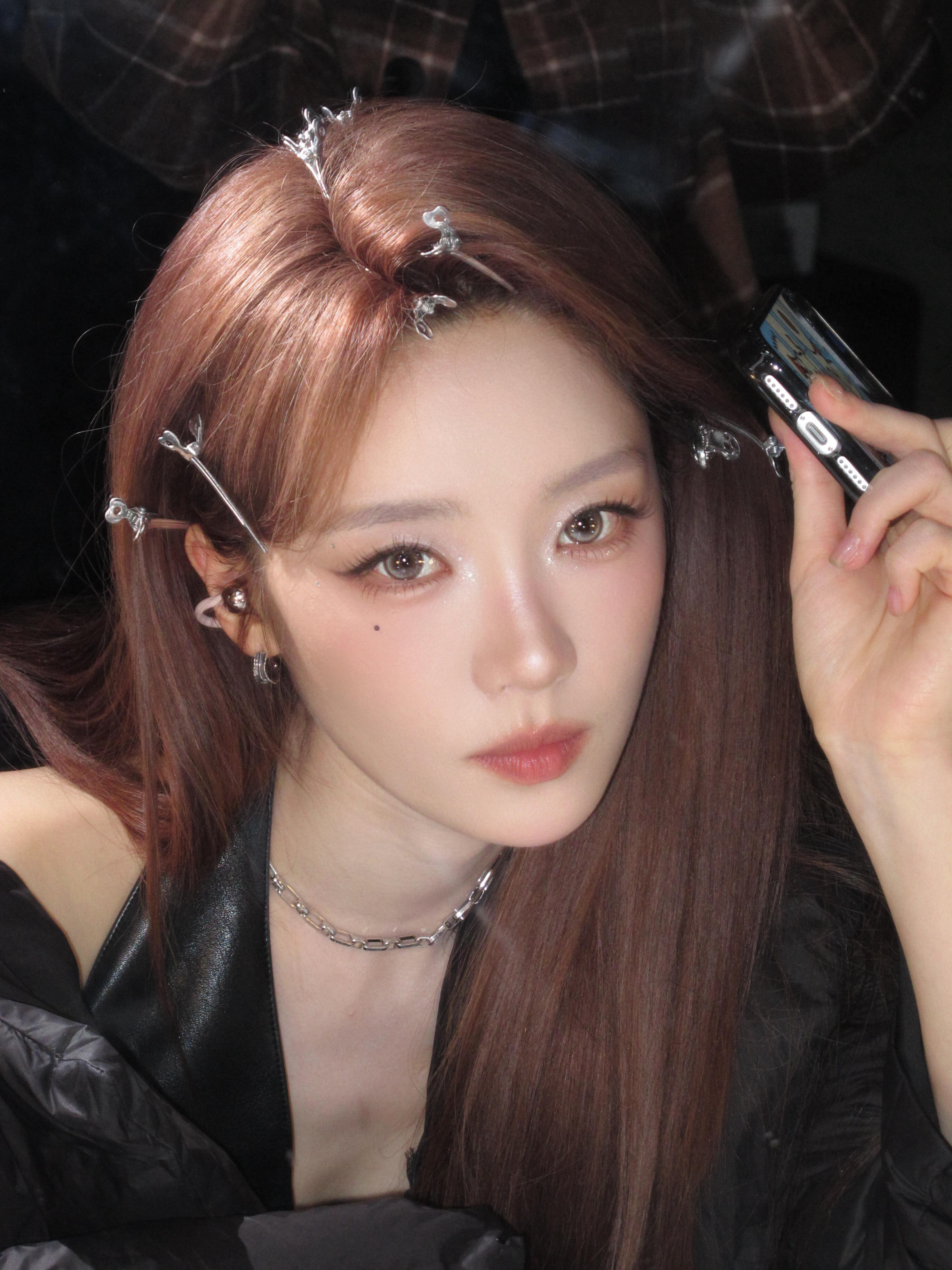 张月17年的时候就没喝中药 有趣的灵魂加上🥹红棕发色+泪痣也太绝了，又酷又甜氛